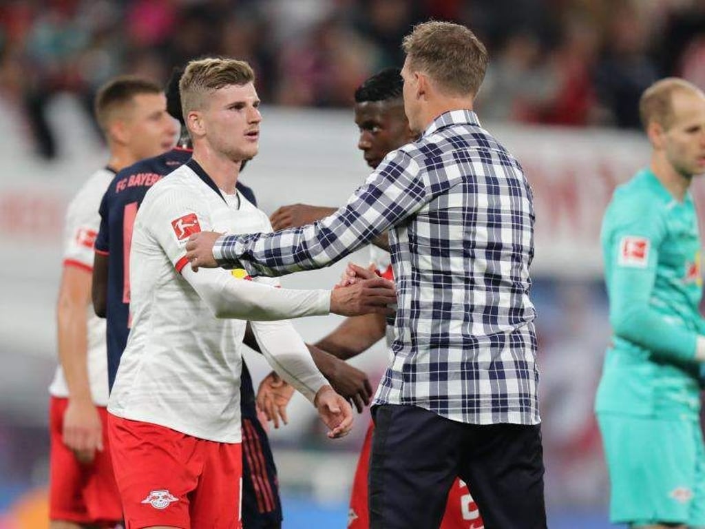 Leipzigs Werner (l) und Trainer Nagelsmann (M) klatschen sich nach dem Unentschieden gegen den FC Bayern München ab. Foto: J. Woitas