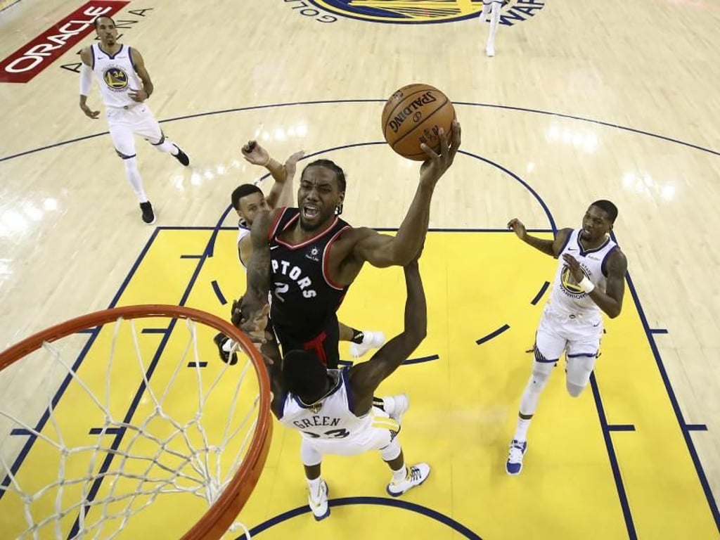 Kawhi Leonard (M) war mit 30 Punkten der erfolgreichste Punktesammler für die Raptors. Foto: Ezra Shaw/Pool Getty Images North America/AP