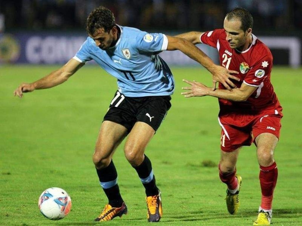 Uruguaya Cristhian Stuani (l) hält den Jordanier Alomeiri Mohammad auf Abstand. Foto: Ivan Franco