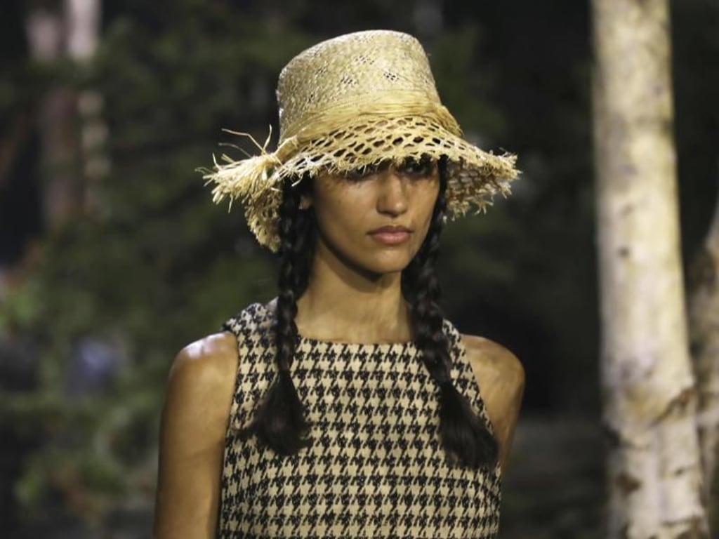 «Gärtnerin» mit Strohhut bei der Dior-Show. Foto: Vianney Le Caer/Invision