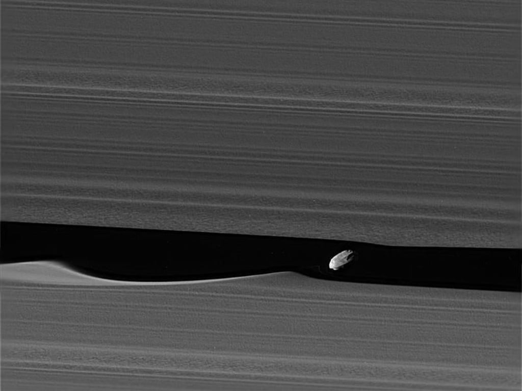 Cassini-Foto vom Saturn-Mond Daphnis in den Ringen des Saturn. Foto: NASA/JPL/ESA