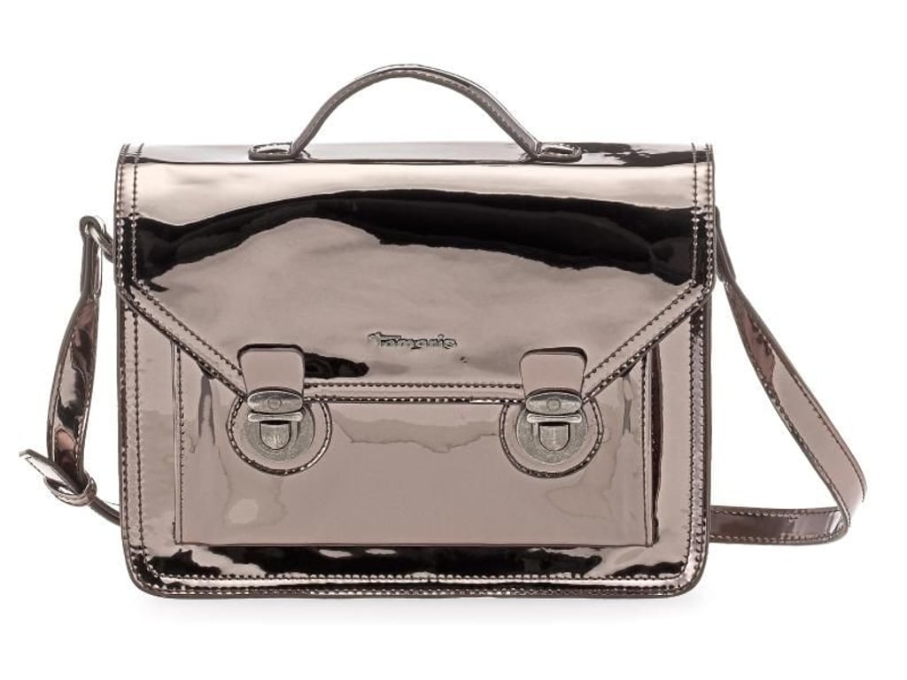 Nicht nur am Abend, sondern auch am Tag werden nun gerne Taschen getragen, die metallisch schimmern - auch zum Beispiel von Tamaris (ca. 60 Euro). Foto: Tamaris/dpa