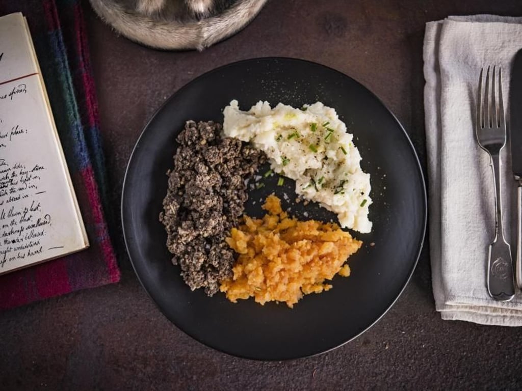 So wird Haggis traditionell serviert: Neben dem herzhaften Pudding aus Fleisch kommen Steckrüben (Neeps) und Kartoffeln (Tatties) auf den Teller. Foto: Luigi di Pasquale/Visit Scotland