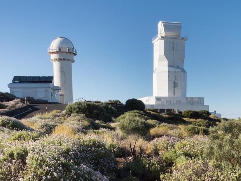 Sonnenobservatorien (Torres Solares) auf der Sternwarte: Wer durch die Filter eines Teleskops auf die Sonne schaut, sieht einen feuerroten Ball. Foto: Andrea Drouve