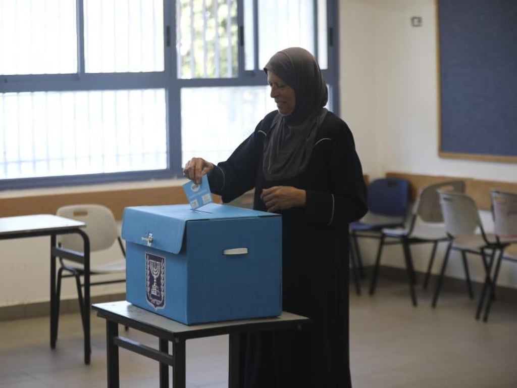 Eine muslimische Wählerin steckt in Jerusalem ihren Wahlschein in eine Wahlurne. Etwa 20 Prozent der Bevölkerung sind Araber. Foto: Mahmoud Illean/AP