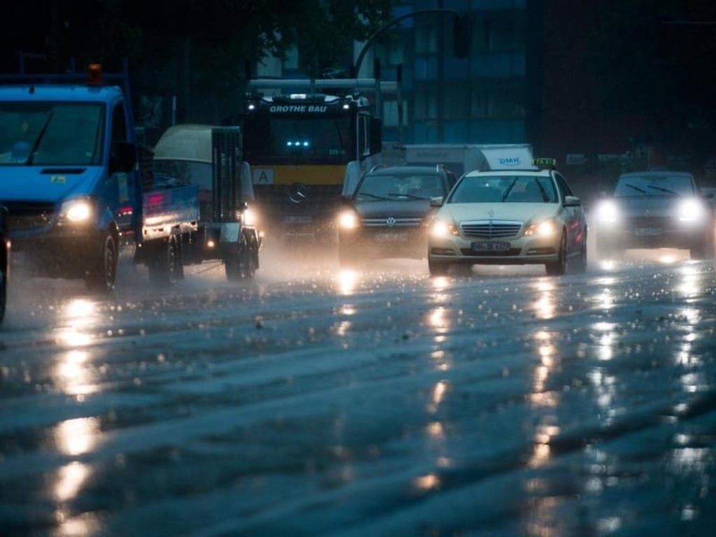 Starkregen geht in Hamburg auf die Straßen nieder. Foto: Axel Heimken