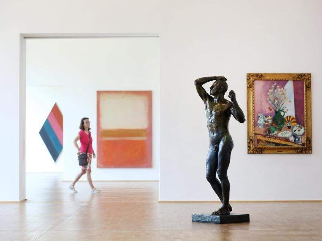"Stillleben mit Affodillen" 1907 von Henri Matisse (r), ein Bild ohne Titel 1954 von Mark Rathko (2.v.l), das Bild "Skala" 1966 von Kenneth Noland (l) und die Skulptur "Das eherne Zeitalter" 1880 von Auguste Rodin. Foto: Roland Weihrauch