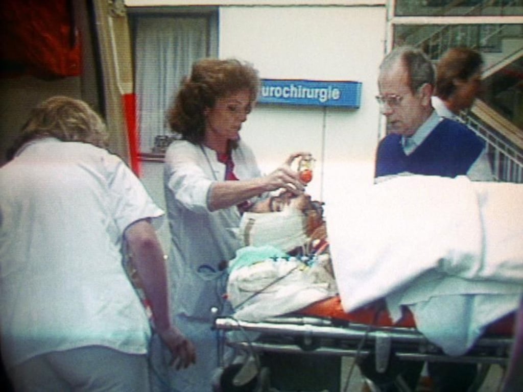Nach dem Attentat: Wolfgang Schäuble wird am 13.10.1990 auf die Intensivstation der Universitätsklinik in Freiburg verlegt. Foto: Dieter Roosen