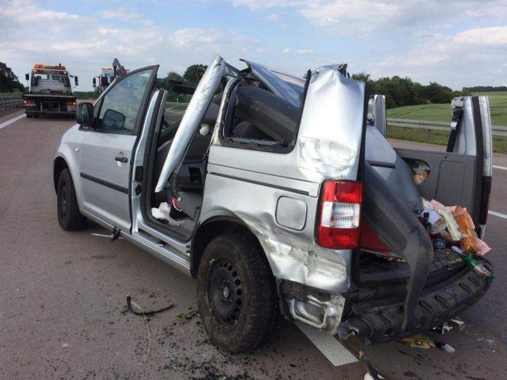 Unfallfahrzeug auf der A9 zwischen Naumburg und Droyßig. Ein Geisterfahrer ist hier mehrere Kilometer in die falsche Richtung gefahren. Foto: Polizeirevier Bundesautobahnen