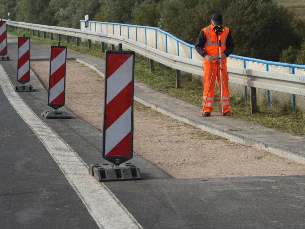 Vermessung auf der abgesackten Autobahn A20 in Fahrtrichtung Lübeck. Foto: Stefan Sauer