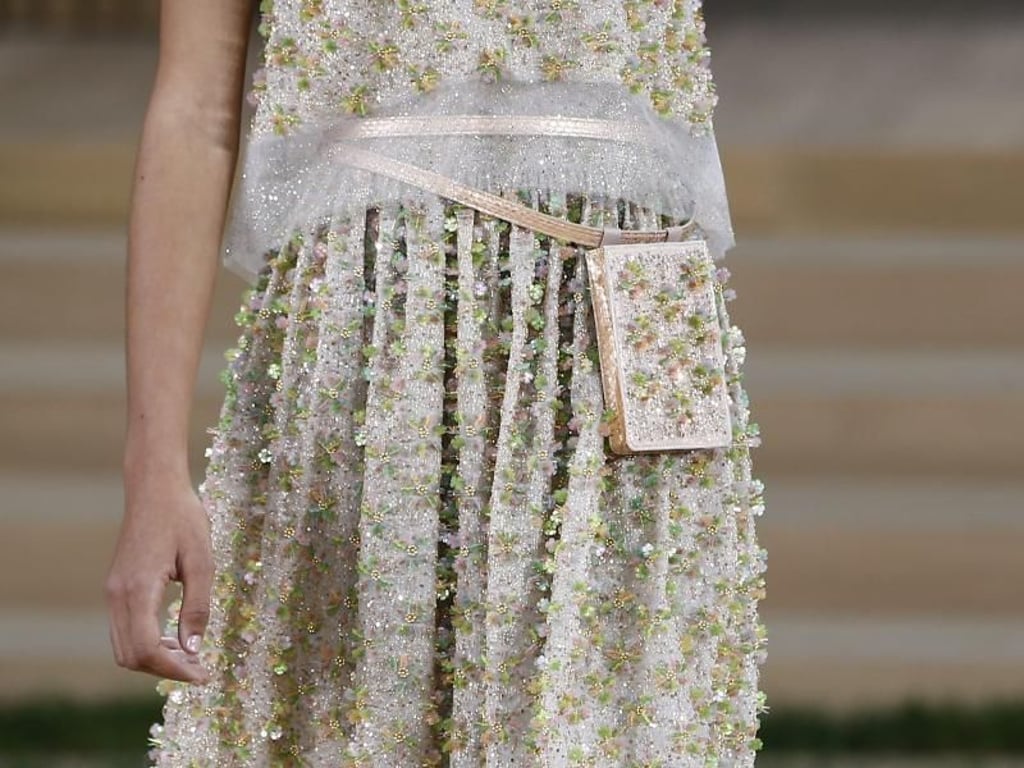 Tüll und Streublumen verleihen dieser Lagerfeld-Kreation etwas Märchenhaftes. Die eckige Gürteltasche sorgt für einen geschickten Bruch. Foto: Ian Langsdon