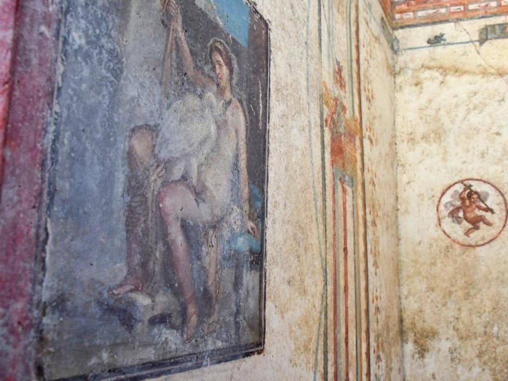 Das Fresko zeigt den Göttervater Zeus in Gestalt eines Schwans mit der nackten Königstochter Leda. Foto: Parco Archeologico di Pompei