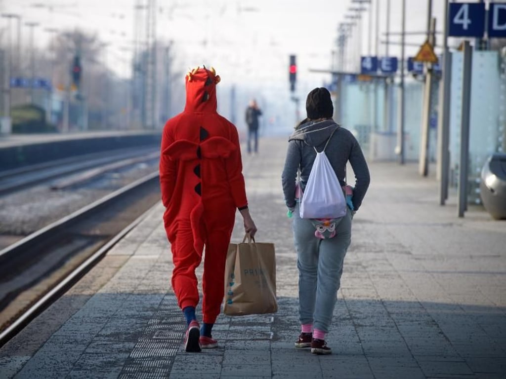 Wo bleibt der Zug nach Köln? In Bochum lässt er auf sich warten. Eine Oberleitungsstörung hat für erhebliche Verzögerungen im Bahnverkehr in NRW gesorgt. Foto: Bernd Thissen