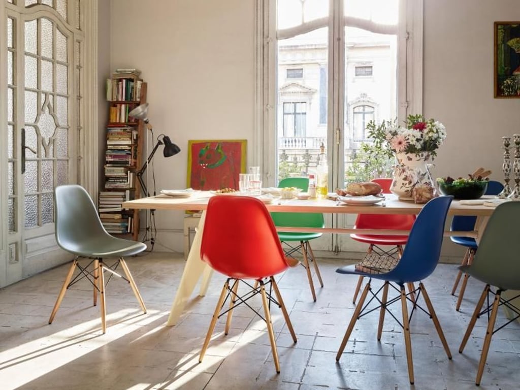 Die Plastic Chairs von Charles und Ray Eames wurden 1948 entworfen. Da die Körpergröße der Menschen mittlerweile gestiegen ist, hat Vitra die immer noch beliebten Stuhlklassiker um 20 Millimeter erhöht. Foto: Vitra/Florian Böhm