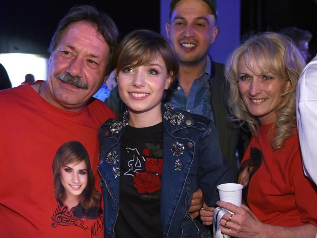Die 16-jährige Siegerin Marie Wegener (m.) nach der Finalshow mit ihren Eltern. Foto: Henning Kaiser
