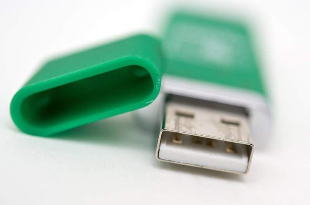 Zum Themendienst-Bericht von Thomas Schörner vom 3. Juni 2014: Mehr Sicherheit: Eine Plastikkappe schützt die empfindlichen Kontakte am USB-Stick.
(Archivbild vom 28.05.2014/Die Veröffentlichung ist für dpa-Themendienst-Bezieher honorarfrei.)
Foto: Andrea Warnecke