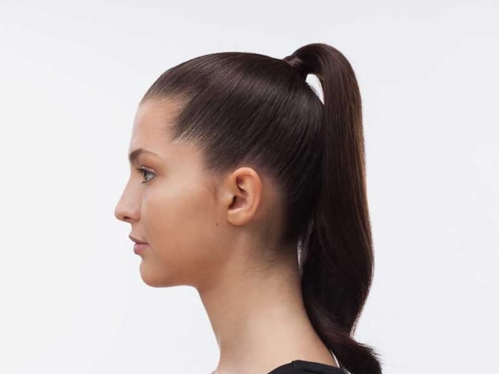 Bei Frauen mit langen Haaren kann ein Pferdeschwanz toll aussehen - zum Beispiel wenn er streng oben am Wirbel abgebunden wird. Foto: André Märtens, 10 Minuten Hairstyles, DK Verlag/Eugen Mai
