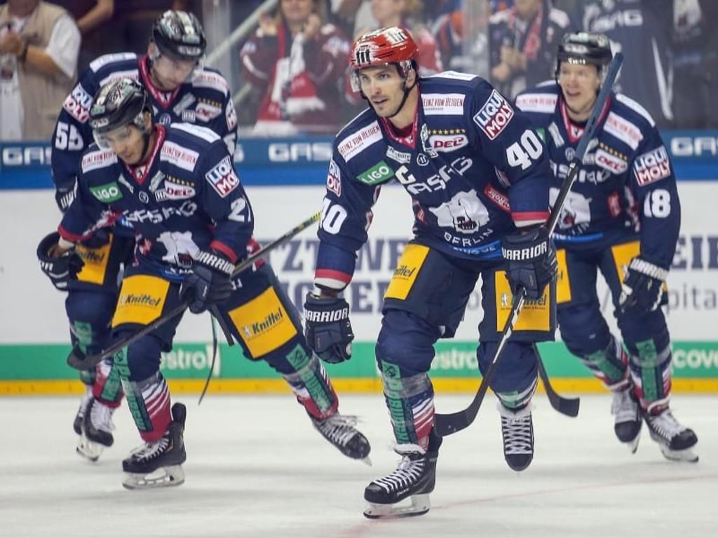 Der Berliner Maxim Lapierre (2.v.r) hat das 4:0 gegen die Grizzlys erzählt. Foto: Andreas Gora