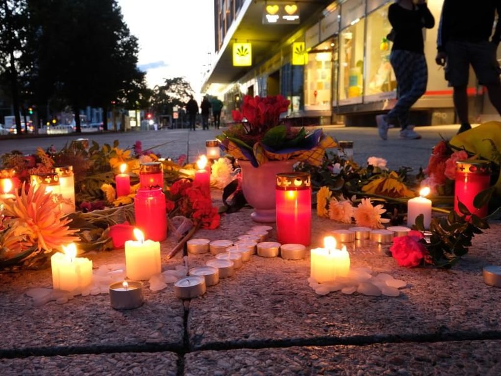 Blumen und Kerzen in der Chemnitzer Innenstadt: Nach dem verhängnisvollen Streit mit einem Todesopfer und zwei Verletzten endete das Stadtfest vorzeitig. Foto: Sebastian Willnow