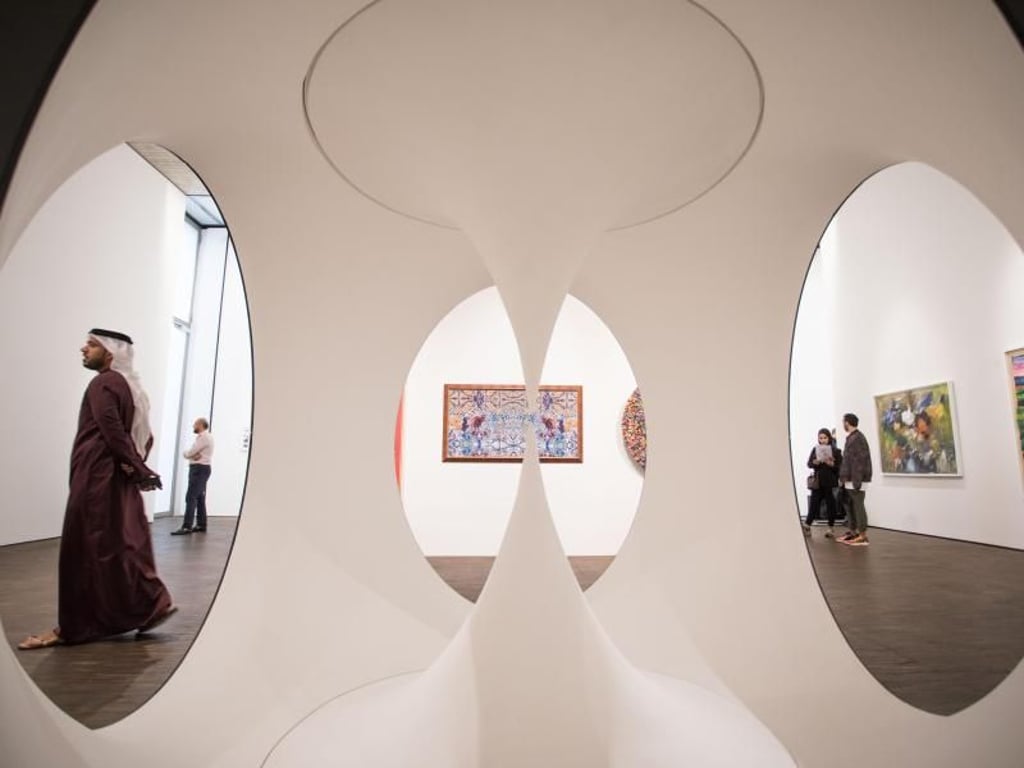 Blick durch die Installation «Inner Pilgrimage» von Aisha Juma in der Ausstellung «Portrait of a Nation». Foto: Jörg Carstensen