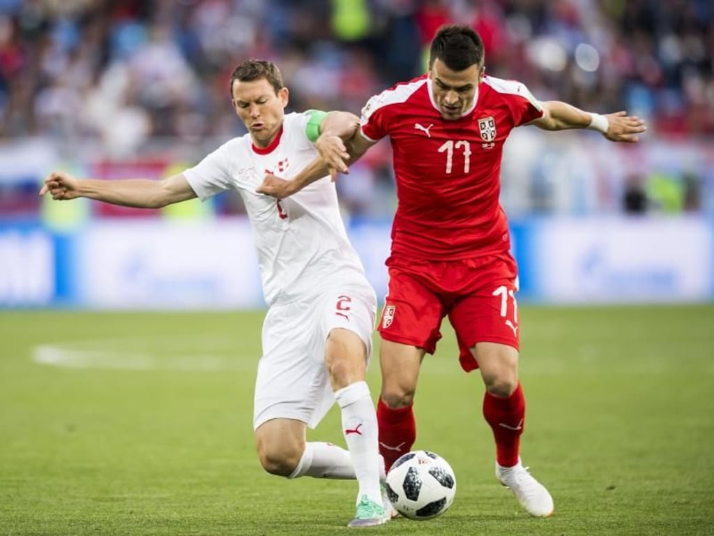 Der Schweizer Teamkapitän Stephan Lichtsteiner (l) und Serbiens Filip Kostic kämpfen um den Ball. Foto: Laurent Gillieron/KEYSTONE