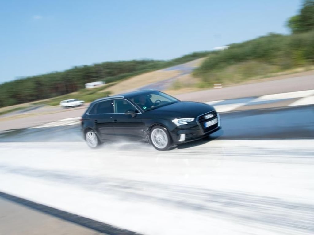 Übung «mit doppelten Boden»: Wie reagiert das Auto, wenn es zwischen verschieden griffigen Fahrbahnteilen bremsen muss? Foto: Klaus-Dietmar Gabbert