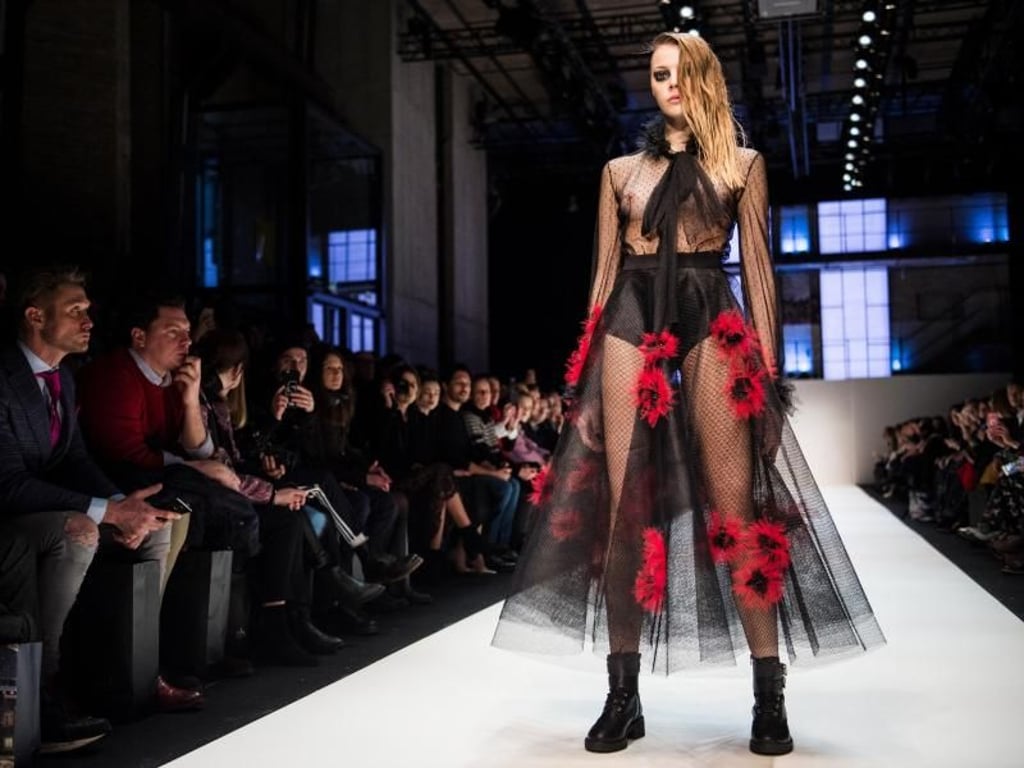 Die Designerin Irene Luft arbeit gerne mit Tüll. Die stilisierten Blumen-Applikationen setzen einen feinen Kontrapunkt. Foto: Lisa Ducret