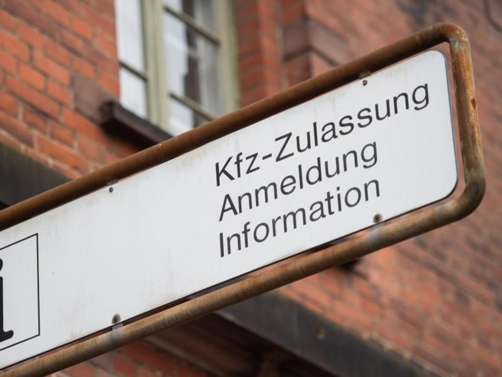 Kfz-Zulassungsstellen verbinden viele Autobesitzer mit oft langen Wartezeiten. Durch die Kfz-Anmeldung im Internet sollen sie sich künftig den Behördengang sparen können. Foto: Arne Immanuel Bänsch