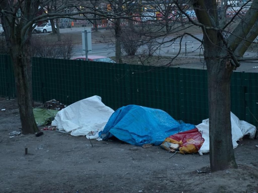 Obdachlose haben in der Nähe des Berliner Ostbahnhofs ihre Zelte aufgebaut. Foto: Paul Zinken