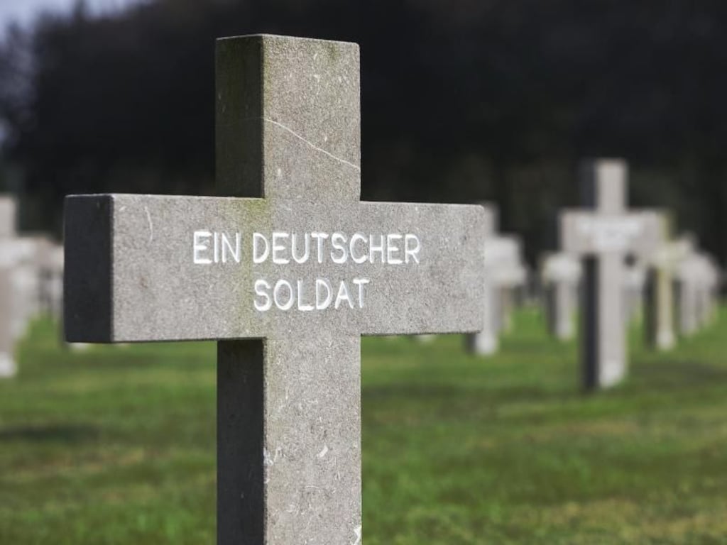 Viele Weltkriegstote wurden nie identifiziert - davon zeugen Gräber der Kriegsgräberstätte Ysselsteyn in den Niederlanden. Foto: Liberation Route Europe