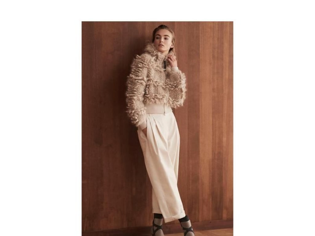 Einfarbige Outfits wirken besonders spannend, wenn verschiedene Stile und Materialien aufeinander treffen. Hier ein Kombinationsbeispiel von Brunello Cucinelli (Strickjacke ca. 3.250 Euro, Hose ca. 990 Euro). Foto: Brunello Cucinelli/dpa-tmn