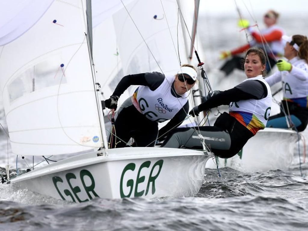 Den 470er-Seglerinnen Annika Bochmann und Marlene Steinherr brach der Mast. Foto: Olivier Hoslet