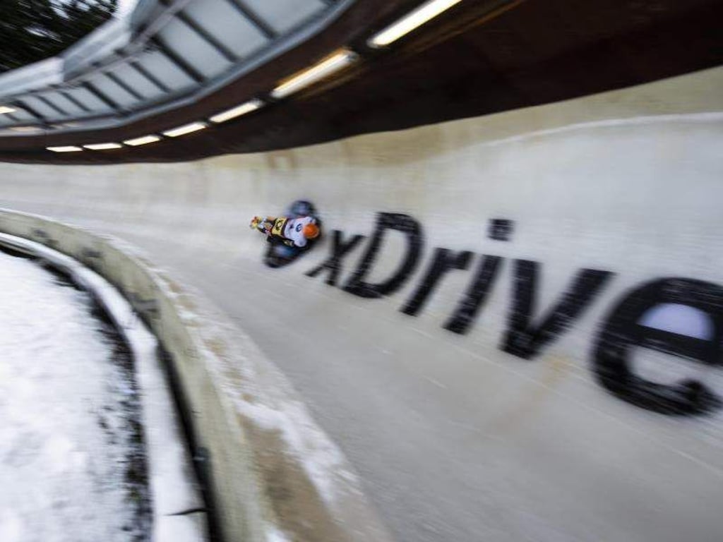 Skeleton-Pilot Axel Jungk rast durch den Eiskanal. Foto: Christophe Gateau