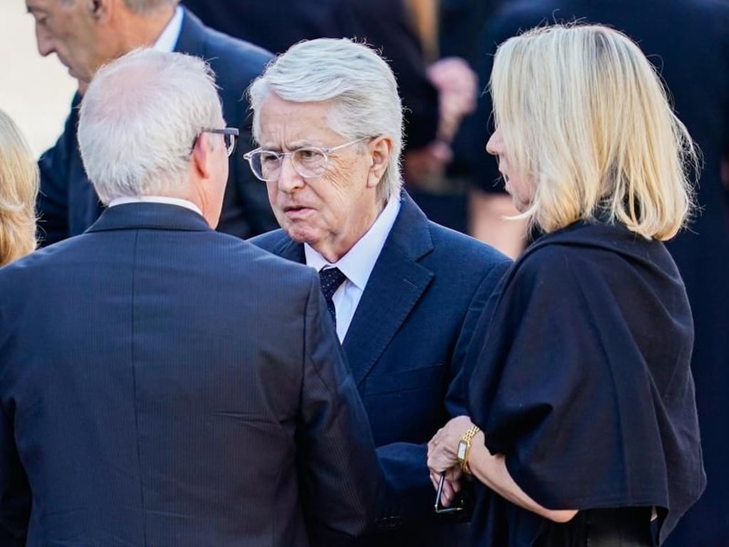 Frank Elstner mit seiner Frau Britta bei der Trauerfeier. Foto: Uwe Anspach