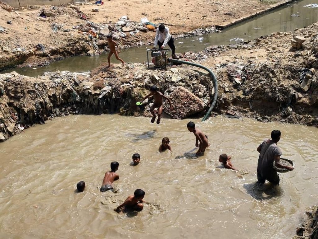 Sprung ins Wasser: Starke Hitzewellen ziehen durch Nord- und Westindien, wobei die maximale Temperatur in einigen Gebieten auf 48 Grad Celsius ansteigen soll. Foto: Zhang Naijie/XinHua