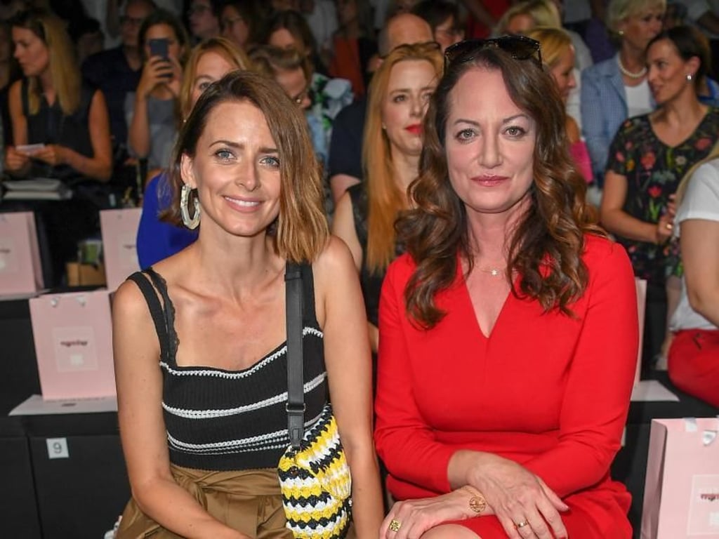 Natalia Wörner und Eva Padberg sitzen bei der Riani-Show in der ersten Reihe. Foto: Britta Pedersen