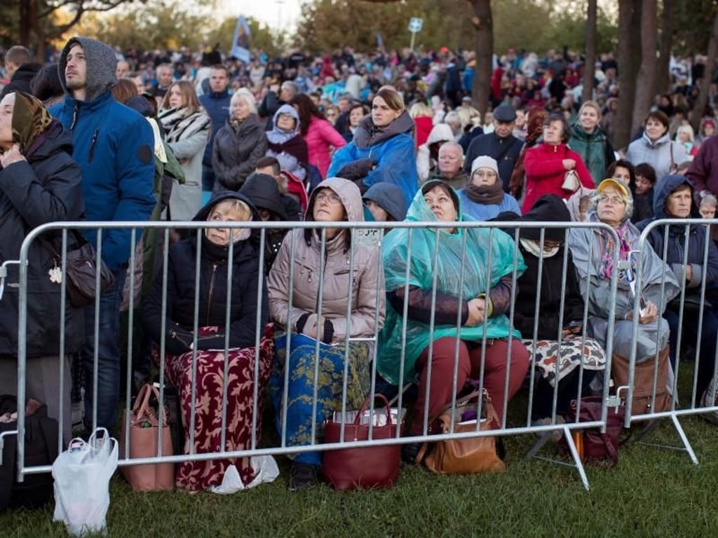 Am zweiten Tag seiner Reise wird der eine Freiluftmesse im Santakos-Park in der zweitgrößten litauischen Stadt Kaunas halten. Foto: Mindaugas Kulbis/AP