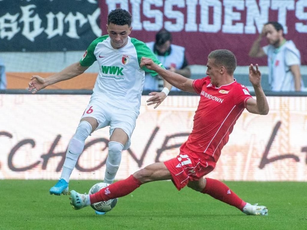 Augsburgs Ruben Vargas (l) und Berlins Grischa Prömel liefern sich einen Zweikampf. Foto: Stefan Puchner