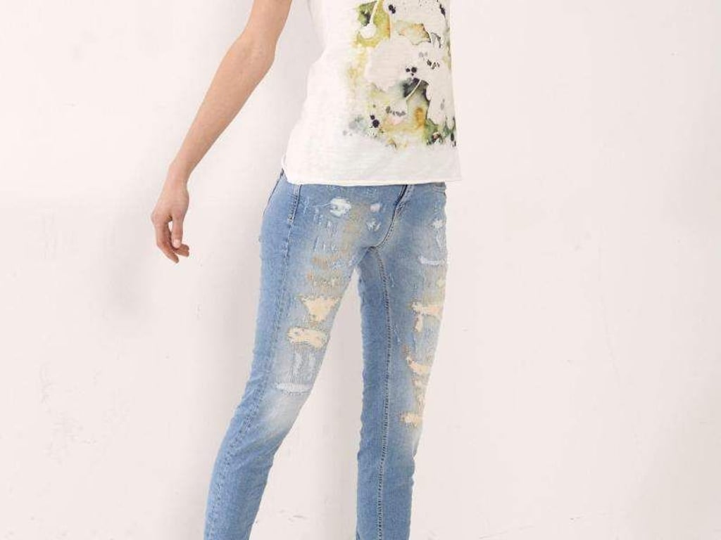 Statt Löcher haben die nun angesagten Jeans nur noch Schrammen - wie auch ein aktuelles Beispiel von Gang zeigt (ca. 150 Euro). Foto: Gang