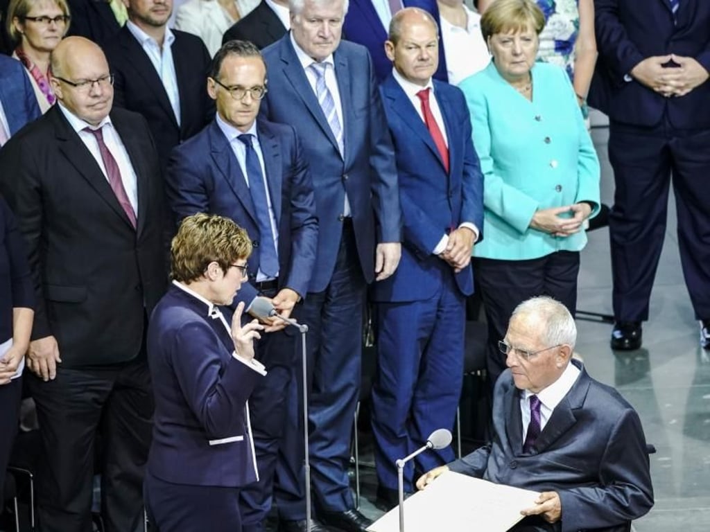Annegret Kramp-Karrenbauer spricht den Amtseid vor Bundestagspräsiden Wolfgang Schäuble während der Sondersitzung des Bundestags. Foto: Michael Kappeler