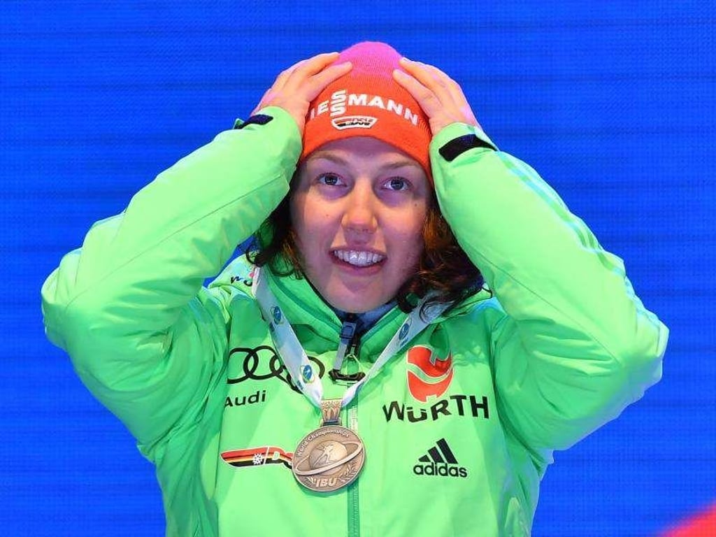 «Super happy über Silber»: Laura Dahlmeier bei der Siegerehrung. Foto: Martin Schutt