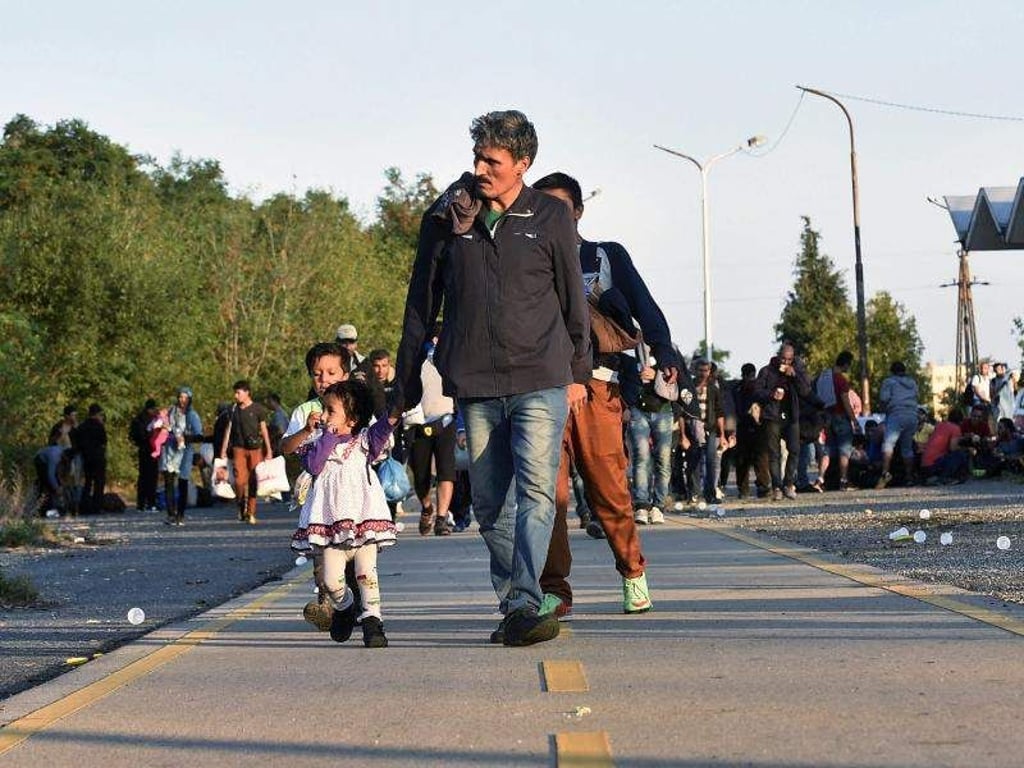 Rund 1500 Flüchtlinge sind am Sonntagfrüh in Nickelsdorf angekommen. Die Polizei rechnet mit der Ankunft von Tausenden weiteren Flüchtlingen. Foto: Herbert P Oczeret