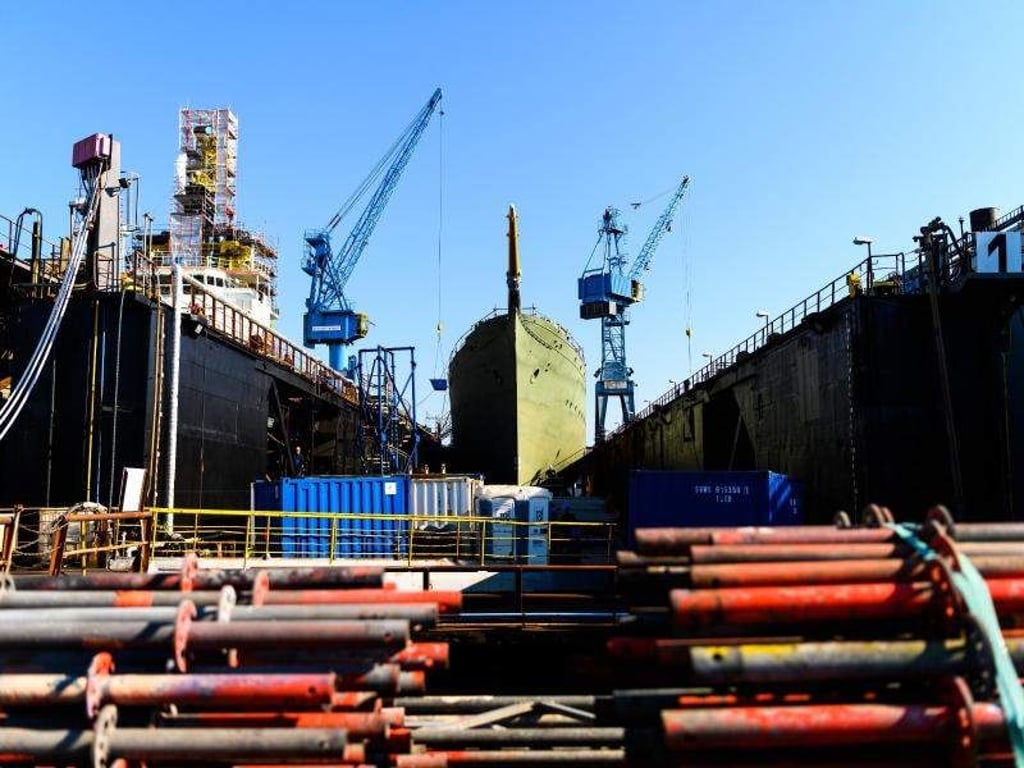 Das Marine-Segelschulschiff «Gorch Fock» liegt in einem Dock der Bredo-Werft. Foto: Mohssen Assanimoghaddam