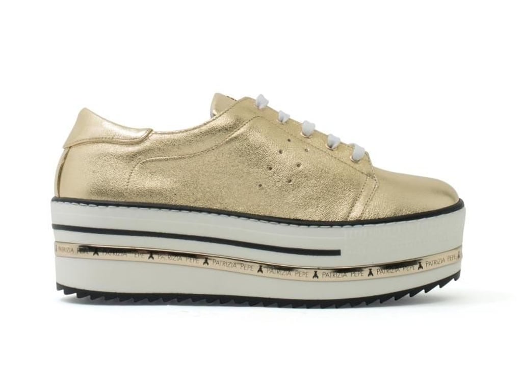 Glänzender Metalllook: Bei Patrizia Pepe wird die goldene Farbe des Schuhs mit einem Streifen in der Plateau-Sohle erneut aufgegriffen (229 Euro). Foto: Patrizia Pepe/dpa-tmn
