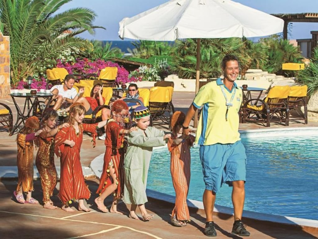 Cluburlaub bietet Unterhaltung auch für die kleinen Gäste - so wie hier im Club Calimera. Die Eltern können es sich derweil gemütlich machen. Foto: DER Touristik