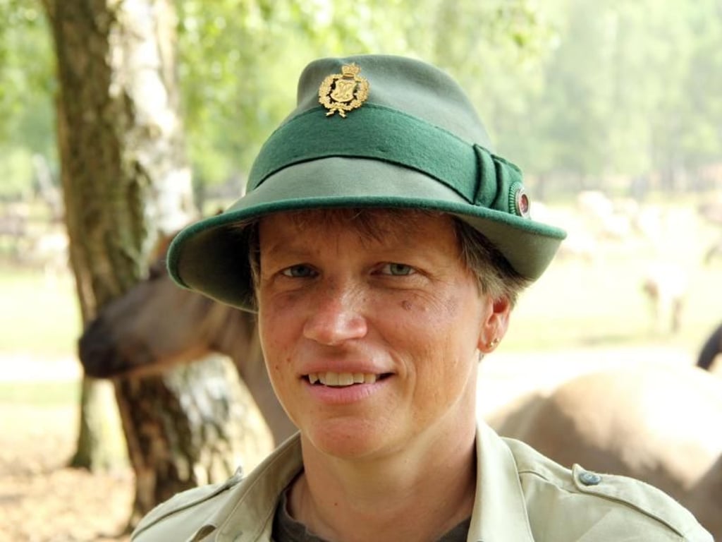 Sie kennt die Wildpferde gut: Oberförsterin Friederike Rövekamp bietet Führungen in der Wildpferdebahn an. Foto: Bernd F. Meier