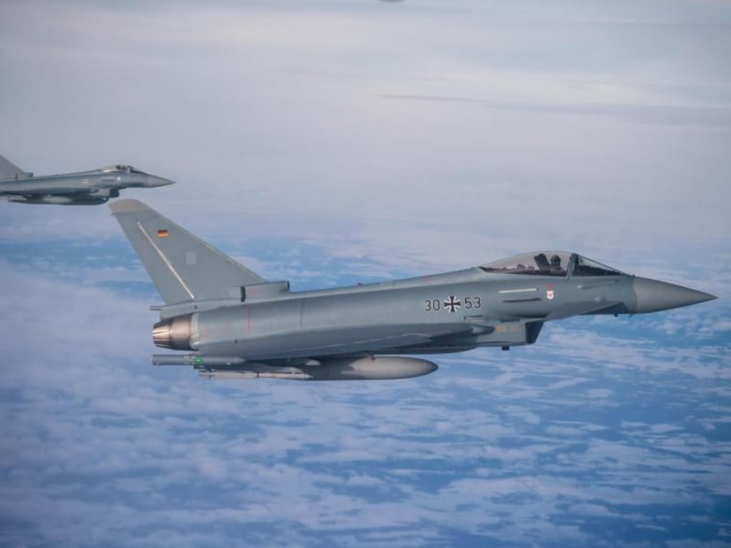 Zwei Eurofighter Typhoon der deutschen Luftwaffe. Zwei «Eurofighter» der Bundeswehr sind in Mecklenburg-Vorpommern abgestürzt. Foto: Arne Immanuel Bänsch/Archiv