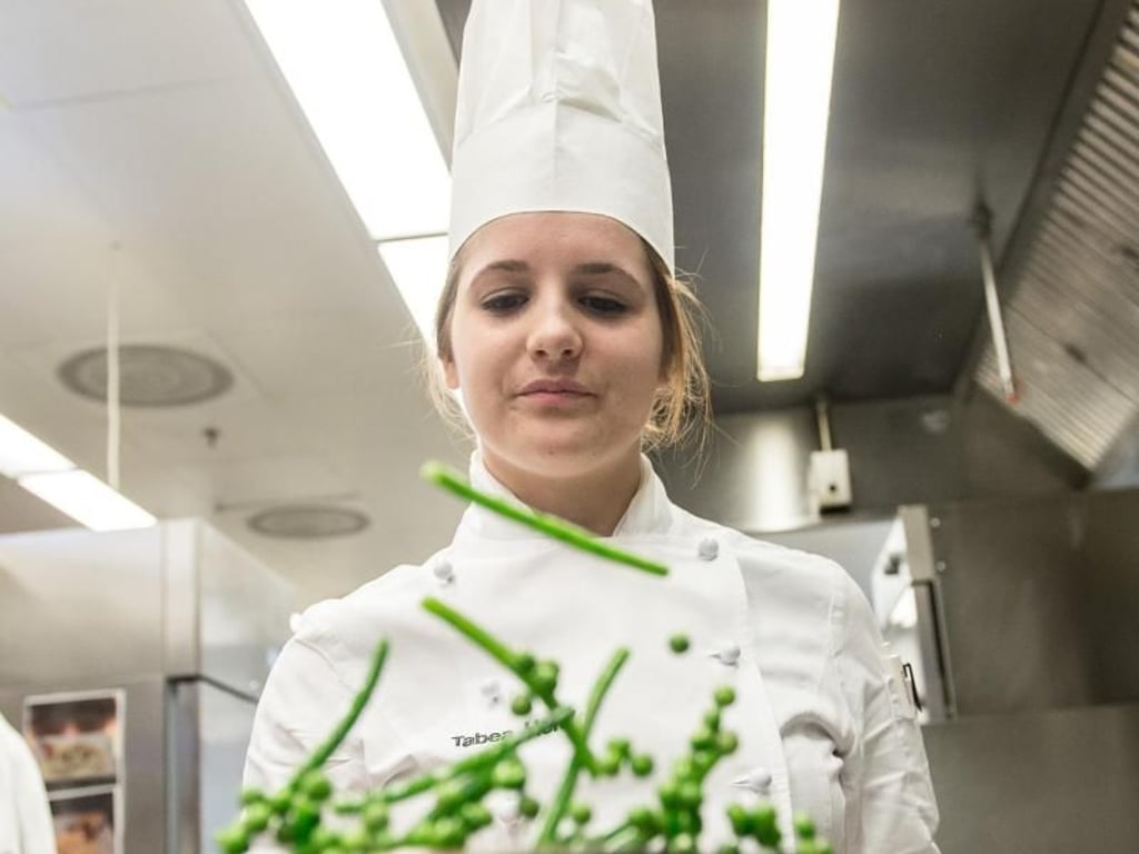 Als Köchin kann Tabea Herkle nach der Lehre auf der ganzen Welt arbeiten. Sie träumt davon, später auf einem Kreuzfahrtschiff im Einsatz zu sein. Herkle lernt Köchin im Mövenpick Hotel in Stuttgart. Foto: Daniel Maurer