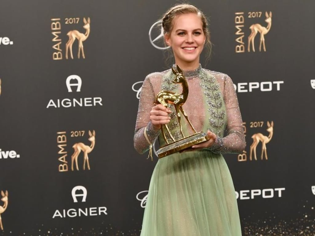 Stolz zeigt «Charité»-Darstellerin Alicia von Rittberg ihren Bambi in der Kategorie «Schauspielerin National». Foto: Jens Kalaene
