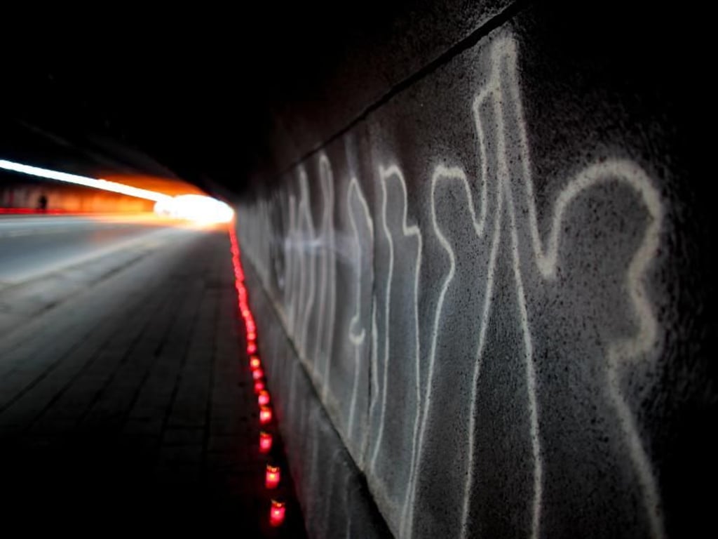 Kerzen zum Gedenken an die Opfer im Tunnel zum ehemaligen Loveparade-Gelände in Duisburg. Foto: Oliver Berg